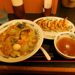 Hidakaya - ...「五目中華丼（560円）+大盛（100円）+餃子 6個（200円）」、ライス大盛（0円/モリモリサービス券）使用不可。