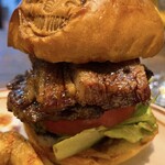 215640920 - ど迫力の分厚いパストラミ