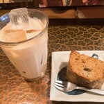 タイニーカフェ - アイスチャイ・バナナケーキ