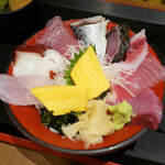 魚菜屋 - 日替わり八種の海鮮丼 ¥1,000