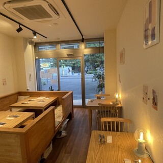 ゆったり座れる掘りごたつ小上がり席。