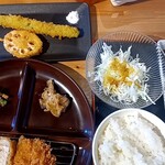 とんかつと串揚げ かつ久 - ロース豚カツ定食1100円。たれ二種。ポン酢も、ふつうのも、塩もぜんぶいい。串は別注文です。