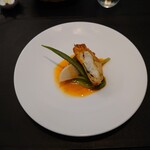 ベルエキップ - ▷魚メイン
      ◯スズキのパイ包み（パプリカのソース）
      パイ生地に包まれて揚げられてる
      スズキの柔らかな美味しさ
      紫蘇の葉が挟まれてて爽やかな感じもある