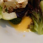 ベルエキップ - 乳化させてある厚みあるチーズ
      パルミジャーノのソース
      
      上に載せてあるレタスの酸味のパンチが効いてて
      ソースも酸味があるように感じたのかも❔
      と話されていた