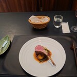 ベルエキップ - ▷肉メイン
      ◯骨付き子羊の3時間ロティ
      酸味ある粒マスタードソース、烏龍茶のパン