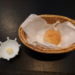 ベルエキップ - プレーンなパン❔はソースを掬うと
      ソースの甘味（旨味）を引き出して
      パン自体も旨く感じる
      
      ペアリングの効果もシッカリと出てる