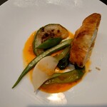 ベルエキップ - 野菜はそれぞれに甘味（旨味）があって
      ピリ辛感あるラー油かと思ったソース
      
      シェフに尋ねてみたら
      ソースはパプリカのクリームソースで
      辛味はパプリカの辛味
      油は意図的に分離させた生クリームの油脂