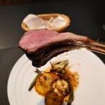 ベルエキップ - 骨持ち羊肉にかぶり付くワイルドさ
      フォークとナイフでお上品に食べる料理でない
      肉にかぶりつくと肉汁がジュンワリくる旨味
      羊肉の塩感と香ばしさ
      ここに酸味あるマスタードソースで
      味わいの変化を楽しめる