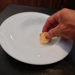 ベルエキップ - ソースも旨いのでパンで掬い取って全てを頂いた
      カレーとクルミのパンも
      ソースの味わいにペアリングされてる