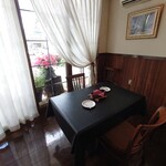 ベルエキップ - 窓側の席