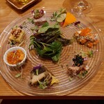 ガリエニ - 前菜
      左上から時計回り　
      パテ、ピクルス、アジとサーモンのタルタル、マグロのキャビアのせ、アワビ　オリーヴのペースト？、トリッパのトマト煮込み？、チーズのテリーヌ、中央に　サラダ。