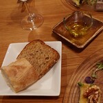 ガリエニ - オリーブオイルとパン