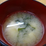 魚処 やました - 味噌汁：具材はワカメ