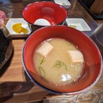 海鮮丼てんや - 魚のアラで出汁をとった味噌汁