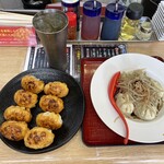 Howaito Gyouza Hanagasa - 焼き餃子とニッカハイボールのセットと追加のゆで餃子