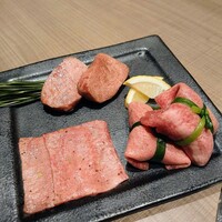 うし松 - 左：熟成タン・上：特選タン元・右：縛りタン(コース外 事前予約)