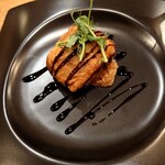 ガリエニ - ペシャメルソースとうなぎとフォアグラを春巻きの皮で包んであげたもの　
      下のは、サトイモを揚げたもの