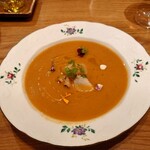 ガリエニ - スープ　
      夏野菜のガスパチョ　
      中央にホタテが入ってます。隠し味に桃が入ってるそうです。