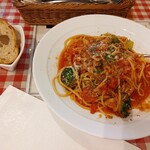 Garlic Mania - 週がわりパスタ　ブロッコリーとツナのトマトパスタ　もちもちバゲット付き