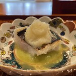 日本料理 別府 廣門 - ③別府湾 骨抜き鱧 1.2㌔ 炭火炙り 佐伯の箱崎さんのアスパラガスの摺流し 鱧の子の塩辛を乗せて