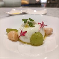 Queux Norme 梅田店 - 【前菜】ブッラータチーズにホタテとマスカット、そしてバジルソース
