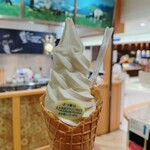 215659030 - 【2023年08月】ソフトクリーム：バニラ＠390円、提供時。店内スタンディングスペースにて撮影。