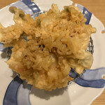 Tempura Tenkiyo - 車海老と季節野菜の天ぷらと蕎麦２４２０円。かき揚げ。海老、イカがメインのかき揚げです。サクサク、しっとりで、とても良かったです（╹◡╹）