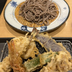 Tempura Tenkiyo - 車海老と季節野菜の天ぷらと蕎麦２４２０円。車海老、舞茸。茄子、オクラ、蓮根。車海老は、繊細な味わいで、とーっても美味しくいただきました（╹◡╹）（╹◡╹）