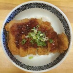 215661276 - かつと丼の余白感、バランスも考えて盛付けされていると感じました