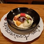 ガリエニ - デザート
      中央が、自家製プリン　
      左下から時計回り　夕張メロン、白桃、スイカ、シャインマスカット、ぶどう、ピスタチオのアイス