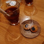 ガリエニ - アイスティーと
      お茶菓子のホワイトチョコのフィナンシェ　
      中央のはドライフルーツ