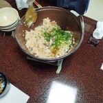 京亭 - 小ネギとしその千切りを投入