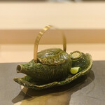 Yoshizawa - ②【椀】
      ブータン産松茸、鱧、揚げ麩、三葉の土瓶蒸し