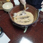 京亭 - 鮎をほぐしていきます