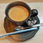 LIBERALE PASTA - ランチはミニサラダとドリンク付き♪専用マシンで淹れたホットコーヒーは、独特のフルーティーな酸味で香ばしさや苦味控えめ