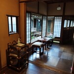 京亭 - 中庭を眺める喫煙スペース