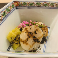 よし澤 - ①【先付】
                      北海道産帆立、茄子、ホウレン草、塩昆布+太白胡麻油和え、ツルムラサキの花添え