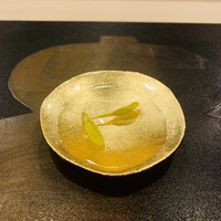 よし澤 - ウェルカム食前酒（和歌山「紀土」）の菊酒
