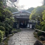 Minuma Tennen Onsen Koharu Biyori Oshokujidokoro Kura - 外観。来た時はまだ17時。空も明るく、雨上がりで蒸しっとしてた。