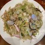 Ganso Pikaichi - 皿うどんの具材は、アサリ、エビ、イカ、蒲鉾、竹輪、豚肉、キクラゲ、キャベツ、人参、もやし、玉ねぎ等