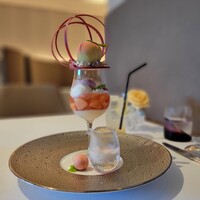 ル ジャルダン - 桃とラズベリーのパフェ、ベルベーヌミントのジュレとジンジャーレモネードのソーダ割り