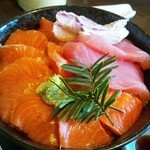 蔵八 - サーモン丼のサーモン不足のため鯛とマグロ付き580円