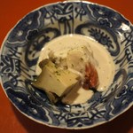 祇園 大渡 - 蒸しアワビ、胡麻ソーズ、白芋茎、イチジク添え