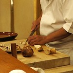 祇園 大渡 - 松茸を切る店主