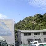 愛南 市場食堂 - 山に囲まれた港です。