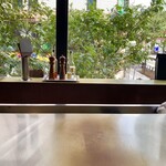 博多みやちく - 目の前の鉄板と窓からの眺め