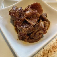 博多みやちく - 甘辛く味付けされた牛肉は、ビールのお供に最高です