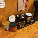 究極のにぼし味噌らーめん 人間ばんざい - 卓上