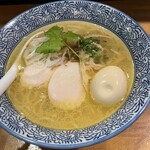 麺屋 武一 - 玉子を乗せた濃厚鶏白湯そば