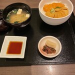 函館うに むらかみ - “塩水ウニ”と“生ウニ”の２色丼。勿論どちらもミョウバン無し。無茶苦茶美味いです！